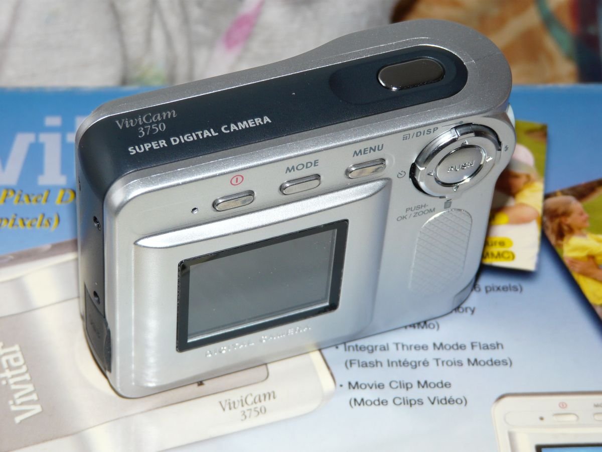 Vivitar Vivicam 3750 3.2MP Digital Camera