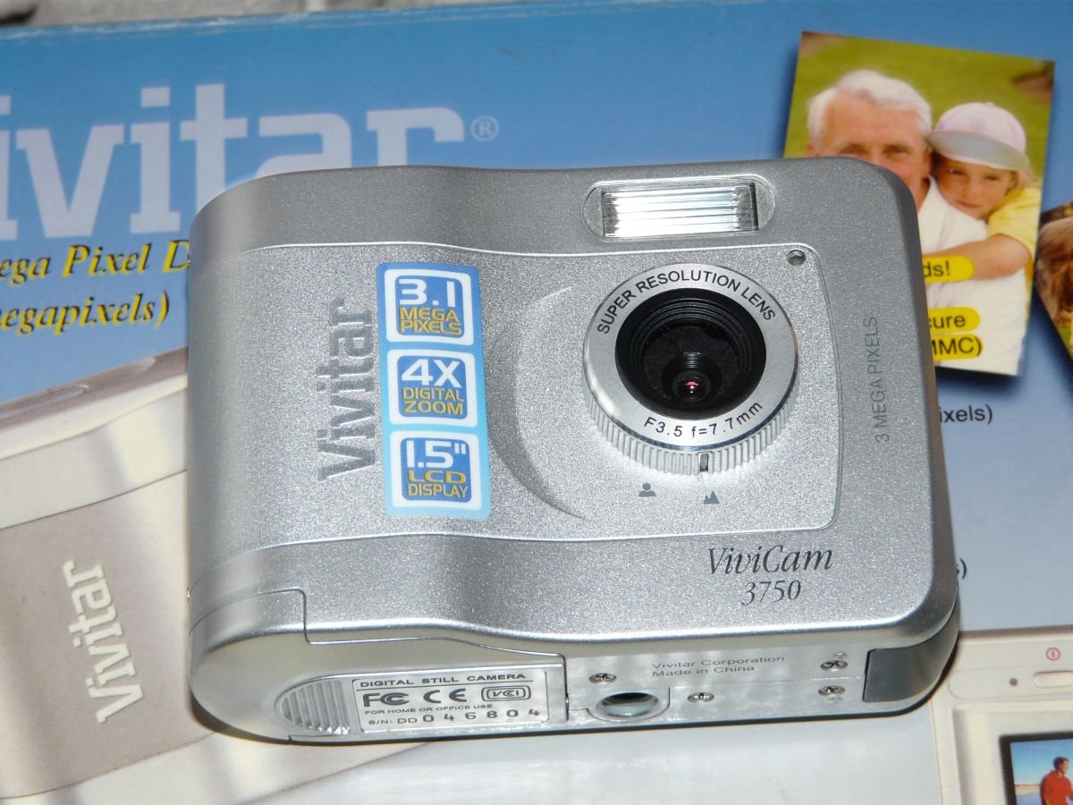 Vivitar Vivicam 3750 3.2MP Digital Camera