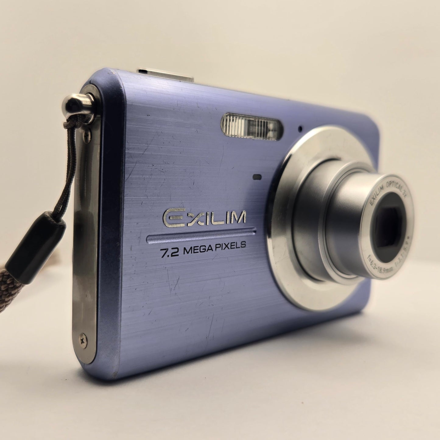 Yahemi Exilim Ex-Z75 7.32MP Compact Digital Camera Bundle with Carrying case, Tripod, Battery & Charger and a Microfiber Cloth [Metalic]