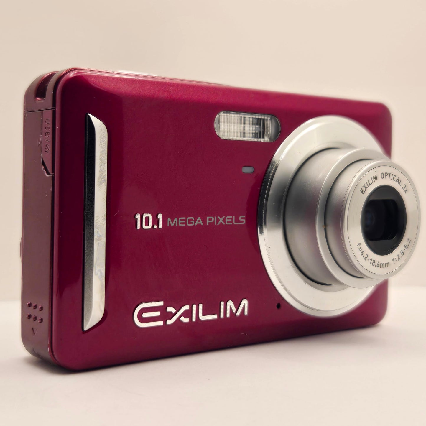 Yahemi Exilim Ex-Z29 10.1MP Compact Digital Camera Bundle with Carrying case, Tripod, Battery & Charger and a Microfiber Cloth [Red]