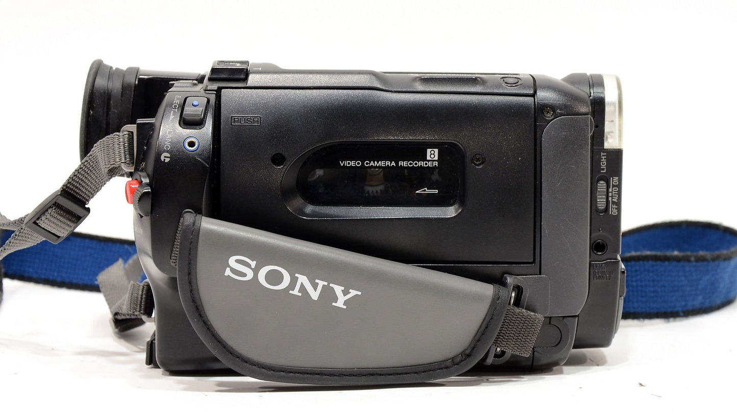 Sony Handycam 0.7LUX Video8 8mm Camcorder CCD-TR87