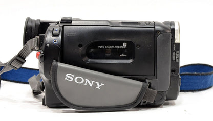 Sony Handycam 0.7LUX Video8 8mm Camcorder CCD-TR87