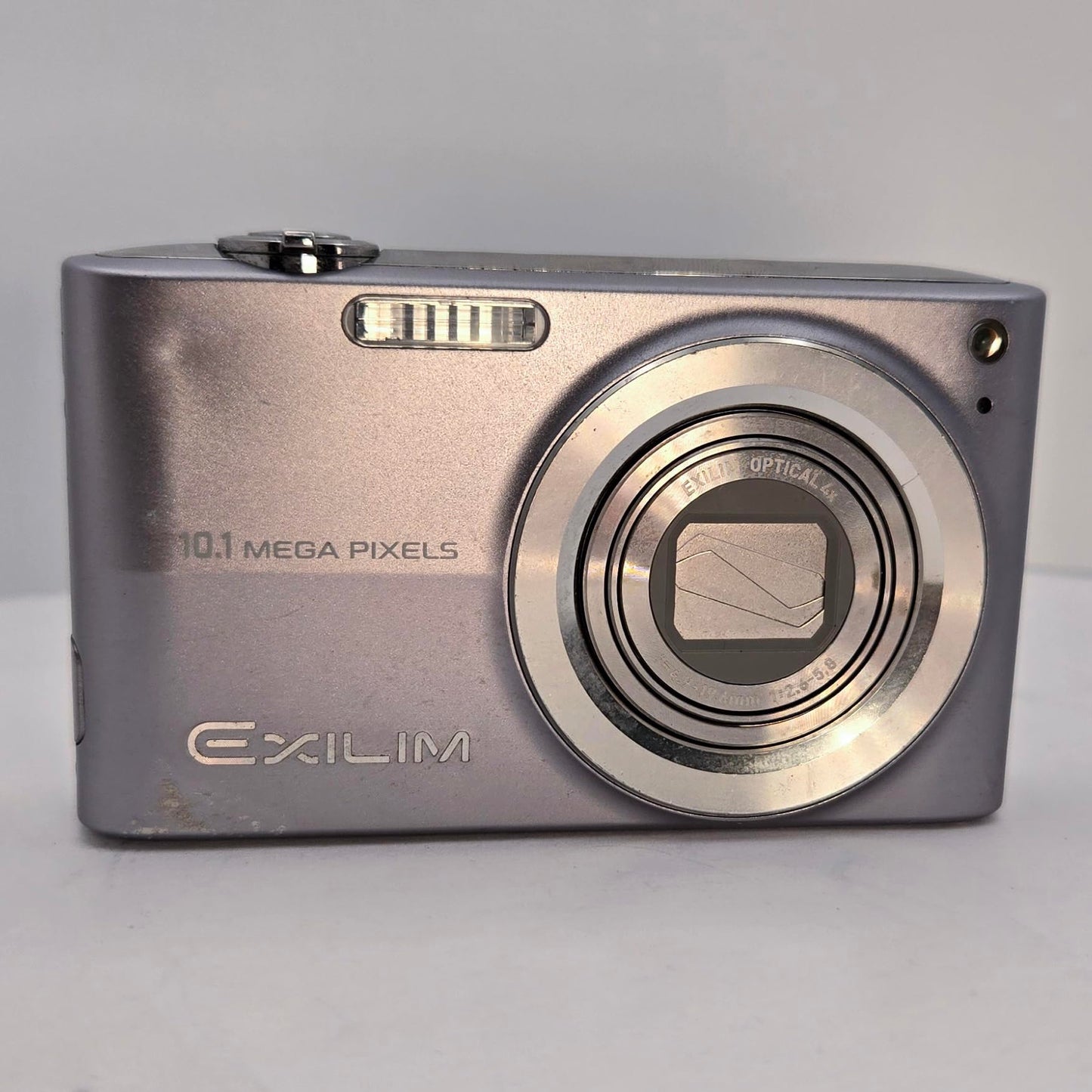 Yahemi Exilim Ex-Z200 10.1 MP Compact Digital Camera Bundle with Carrying case, Tripod, Battery & Charger and a Microfiber Cloth [Silver]
