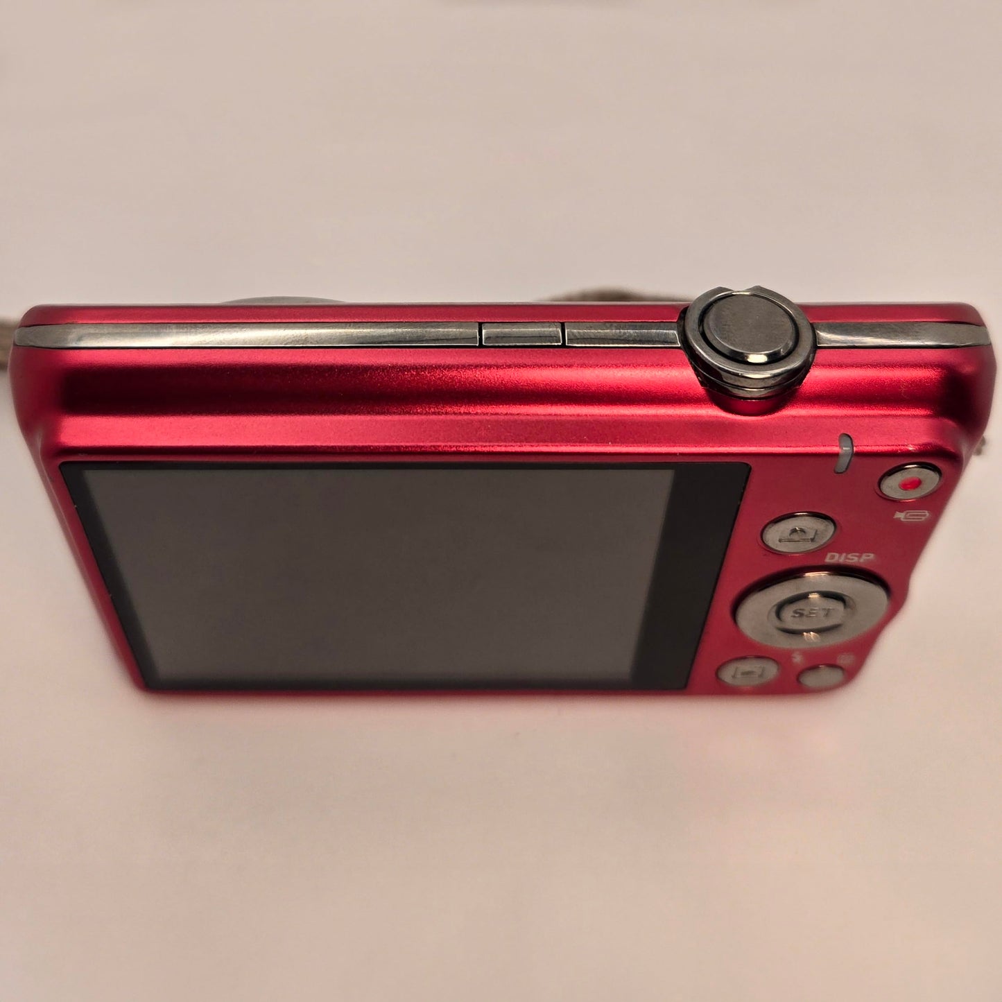 Yahemi Exilim Ex-Z900 12.1 MP Compact Digital Camera Bundle with Carrying case, Tripod, Battery and Charger & a Microfiber Cloth [Red]