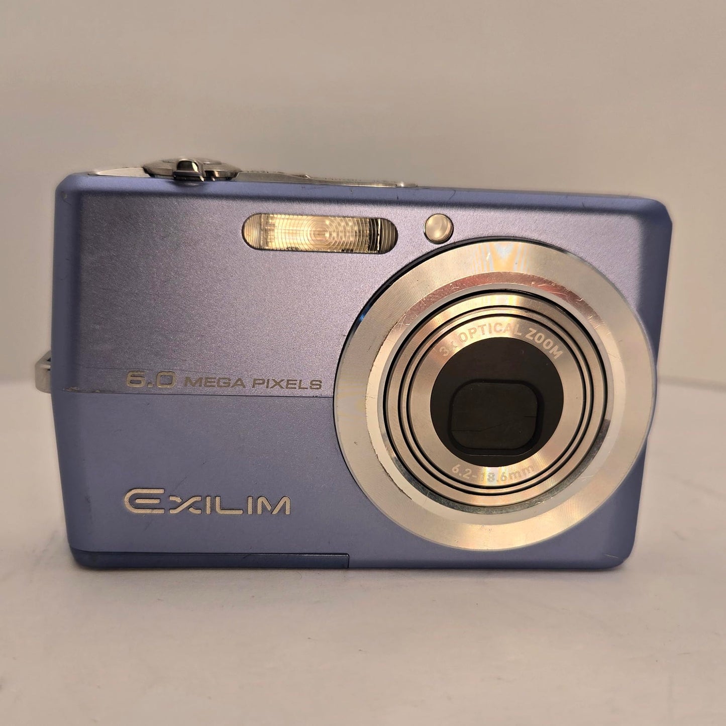 Yahemi Exilim EX Z600 Compact Digital Camera Bundle with Tripod, Carrying case, Battery and Charger & a Microfiber Cloth. [Blue]